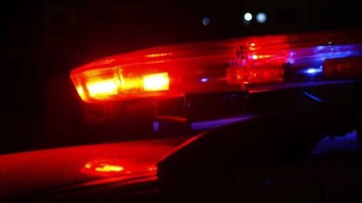 Homem em surto invade igreja em Criciúma, agride fiel e causa danos a veículos