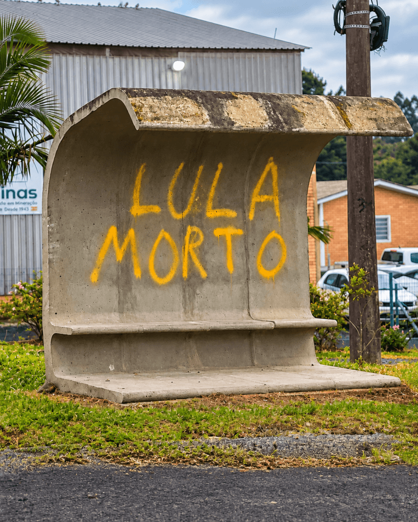 “Lula morto” é pichado em parada de ônibus em Criciúma