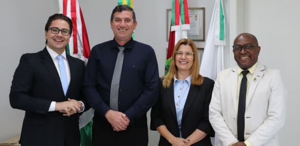 Mesa Diretora da Câmara de Criciúma anuncia renúncia coletiva - 4oito