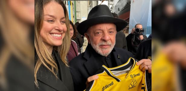 Lula recebe camisa do Criciúma em Santa Catarina e relembra passagens pela cidade